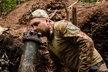 28. Topçu Taburu 'ndan Ukraynalı asker, Bakhmut yakınlarındaki ormanın sıfır hattındaki bir Rus hedefine 120 mm' lik havan topu pozisyonunu ayarlıyor. Rus ve Ukrayna orduları Donbass 'ta çarpışır, savaş şiddetlidir ve savaş şiddetlidir.