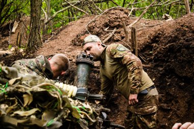 28. Topçu Taburu 'ndan Ukraynalı asker, Bakhmut yakınlarındaki ormanın sıfır hattındaki bir Rus hedefine 120 mm' lik havan topu pozisyonunu ayarlıyor. Rus ve Ukrayna orduları Donbass 'ta çarpışır, savaş şiddetlidir ve savaş şiddetlidir.