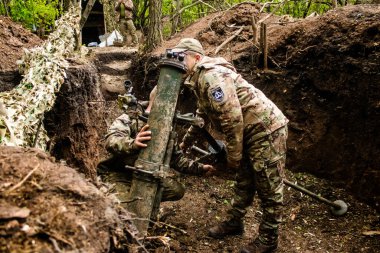 28. Topçu Taburu 'ndan Ukraynalı asker, Bakhmut yakınlarındaki ormanın sıfır hattındaki bir Rus hedefine 120 mm' lik havan topu pozisyonunu ayarlıyor. Rus ve Ukrayna orduları Donbass 'ta çarpışır, savaş şiddetlidir ve savaş şiddetlidir.