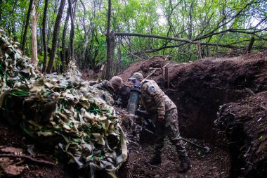 28. Topçu Taburu 'ndan Ukraynalı asker, Bakhmut yakınlarındaki ormanın sıfır hattındaki bir Rus hedefine 120 mm' lik havan topu pozisyonunu ayarlıyor. Rus ve Ukrayna orduları Donbass 'ta çarpışır, savaş şiddetlidir ve savaş şiddetlidir.