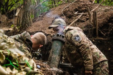 28. Topçu Taburu 'ndan Ukraynalı asker, Bakhmut yakınlarındaki ormanın sıfır hattındaki bir Rus hedefine 120 mm' lik havan topu pozisyonunu ayarlıyor. Rus ve Ukrayna orduları Donbass 'ta çarpışır, savaş şiddetlidir ve savaş şiddetlidir.