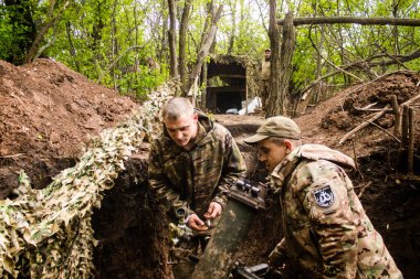 28. Topçu Taburu 'ndan Ukraynalı asker, Bakhmut yakınlarındaki ormanın sıfır hattındaki bir Rus hedefine 120 mm' lik havan topu pozisyonunu ayarlıyor. Rus ve Ukrayna orduları Donbass 'ta çarpışır, savaş şiddetlidir ve savaş şiddetlidir.