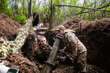 28. Topçu Taburu 'ndan Ukraynalı asker, Bakhmut yakınlarındaki ormanın sıfır hattındaki bir Rus hedefine 120 mm' lik havan topu pozisyonunu ayarlıyor. Rus ve Ukrayna orduları Donbass 'ta çarpışır, savaş şiddetlidir ve savaş şiddetlidir.