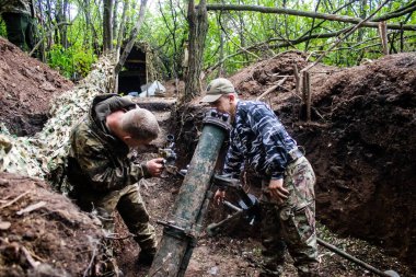 28. Topçu Taburu 'ndan Ukraynalı asker, Bakhmut yakınlarındaki ormanın sıfır hattındaki bir Rus hedefine 120 mm' lik havan topu pozisyonunu ayarlıyor. Rus ve Ukrayna orduları Donbass 'ta çarpışır, savaş şiddetlidir ve savaş şiddetlidir.