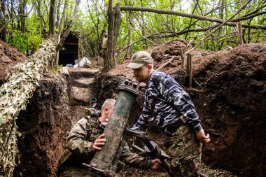 28. Topçu Taburu 'ndan Ukraynalı asker, Bakhmut yakınlarındaki ormanın sıfır hattındaki bir Rus hedefine 120 mm' lik havan topu pozisyonunu ayarlıyor. Rus ve Ukrayna orduları Donbass 'ta çarpışır, savaş şiddetlidir ve savaş şiddetlidir.