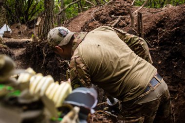 28. Topçu Taburu 'ndan Ukraynalı asker, Bakhmut yakınlarındaki ormanın sıfır hattındaki bir Rus hedefine 120 mm' lik havan topu pozisyonunu ayarlıyor. Rus ve Ukrayna orduları Donbass 'ta çarpışır, savaş şiddetlidir ve savaş şiddetlidir.