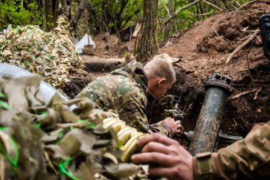 28. Topçu Taburu 'ndan Ukraynalı asker, Bakhmut yakınlarındaki ormanın sıfır hattındaki bir Rus hedefine 120 mm' lik havan topu pozisyonunu ayarlıyor. Rus ve Ukrayna orduları Donbass 'ta çarpışır, savaş şiddetlidir ve savaş şiddetlidir.