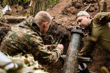 28. Topçu Taburu 'ndan Ukraynalı asker, Bakhmut yakınlarındaki ormanın sıfır hattındaki bir Rus hedefine 120 mm' lik havan topu pozisyonunu ayarlıyor. Rus ve Ukrayna orduları Donbass 'ta çarpışır, savaş şiddetlidir ve savaş şiddetlidir.