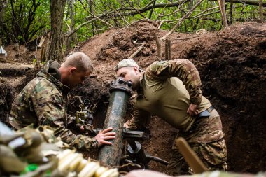 28. Topçu Taburu 'ndan Ukraynalı asker, Bakhmut yakınlarındaki ormanın sıfır hattındaki bir Rus hedefine 120 mm' lik havan topu pozisyonunu ayarlıyor. Rus ve Ukrayna orduları Donbass 'ta çarpışır, savaş şiddetlidir ve savaş şiddetlidir.