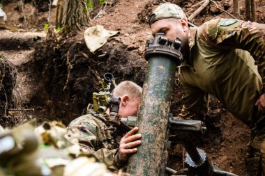 28. Topçu Taburu 'ndan Ukraynalı asker, Bakhmut yakınlarındaki ormanın sıfır hattındaki bir Rus hedefine 120 mm' lik havan topu pozisyonunu ayarlıyor. Rus ve Ukrayna orduları Donbass 'ta çarpışır, savaş şiddetlidir ve savaş şiddetlidir.