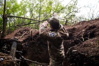 28. Topçu Taburu 'ndan Ukraynalı asker, Bakhmut yakınlarındaki ormanın sıfır hattındaki bir Rus hedefine 120 mm' lik havan topu atıyor. Rus ve Ukrayna orduları Donbass 'ta çarpışıyor, çatışma yoğun ve savaş şiddetleniyor.. 