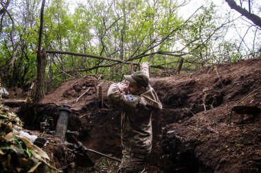 28. Topçu Taburu 'ndan Ukraynalı asker, Bakhmut yakınlarındaki ormanın sıfır hattındaki bir Rus hedefine 120 mm' lik havan topu atıyor. Rus ve Ukrayna orduları Donbass 'ta çarpışıyor, çatışma yoğun ve savaş şiddetleniyor.. 