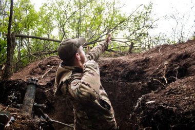 28. Topçu Taburu 'ndan Ukraynalı asker, Bakhmut yakınlarındaki ormanın sıfır hattındaki bir Rus hedefine 120 mm' lik havan topu atıyor. Rus ve Ukrayna orduları Donbass 'ta çarpışıyor, çatışma yoğun ve savaş şiddetleniyor.. 
