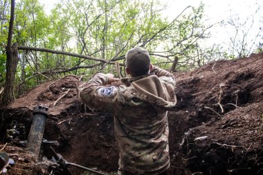 28. Topçu Taburu 'ndan Ukraynalı asker, Bakhmut yakınlarındaki ormanın sıfır hattındaki bir Rus hedefine 120 mm' lik havan topu atıyor. Rus ve Ukrayna orduları Donbass 'ta çarpışıyor, çatışma yoğun ve savaş şiddetleniyor.. 