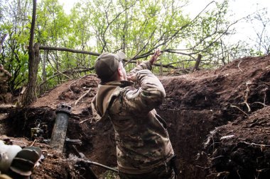 28. Topçu Taburu 'ndan Ukraynalı asker, Bakhmut yakınlarındaki ormanın sıfır hattındaki bir Rus hedefine 120 mm' lik havan topu atıyor. Rus ve Ukrayna orduları Donbass 'ta çarpışıyor, çatışma yoğun ve savaş şiddetleniyor.. 