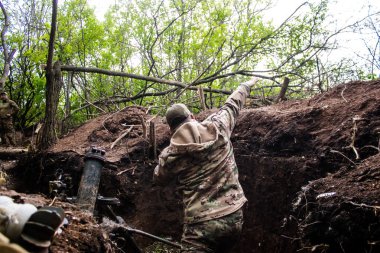 28. Topçu Taburu 'ndan Ukraynalı asker, Bakhmut yakınlarındaki ormanın sıfır hattındaki bir Rus hedefine 120 mm' lik havan topu atıyor. Rus ve Ukrayna orduları Donbass 'ta çarpışıyor, çatışma yoğun ve savaş şiddetleniyor.. 