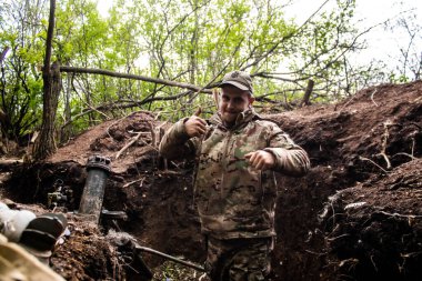 28. Topçu Taburu 'ndan Ukraynalı asker, Bakhmut yakınlarındaki ormanın sıfır hattındaki bir Rus hedefine 120 mm' lik havan topu atıyor. Rus ve Ukrayna orduları Donbass 'ta çarpışıyor, çatışma yoğun ve savaş şiddetleniyor.. 