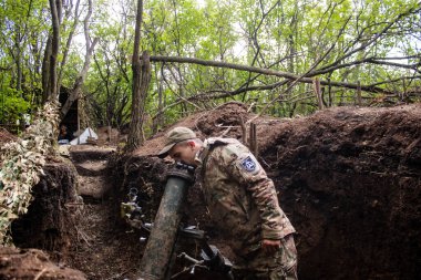 28. Topçu Taburu 'ndan Ukraynalı asker, Bakhmut yakınlarındaki ormanın sıfır hattındaki bir Rus hedefine 120 mm' lik havan topu atıyor. Rus ve Ukrayna orduları Donbass 'ta çarpışıyor, çatışma yoğun ve savaş şiddetleniyor.. 