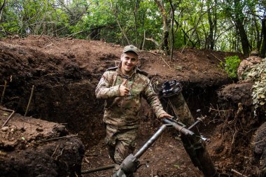 28. Topçu Taburu 'ndan Ukraynalı asker, Bakhmut yakınlarındaki ormanın sıfır hattındaki bir Rus hedefine 120 mm' lik havan topu atıyor. Rus ve Ukrayna orduları Donbass 'ta çarpışıyor, çatışma yoğun ve savaş şiddetleniyor.. 