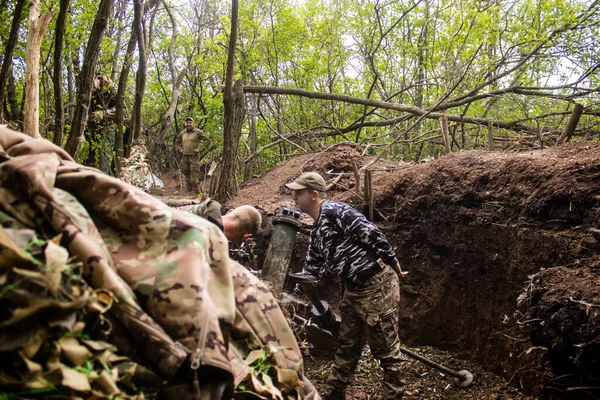 Ukrainsk Soldat Från Artilleribataljonen Justerar Positionen För 120Mm Granat Ett — Stockfoto