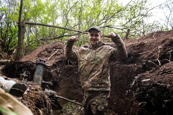 第28砲兵大隊のウクライナ兵はバフムート近くの森のゼロラインにあるロシア軍の標的に120Mm迫撃砲を向けた ドンバスでロシア軍とウクライナ軍が衝突し戦闘は激化し戦闘は激化しています — ストック写真