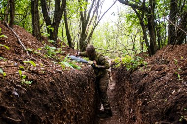 28. Topçu Taburu 'ndan Ukraynalı asker Bakhmut yakınlarındaki ormanın sıfır hattındaki Rus hedefine 120 mm' lik bir havan topu için mesaj yazıyor. Bu uygulama çok yaygın ve bu eylem eski bir geleneği yansıtıyor..
