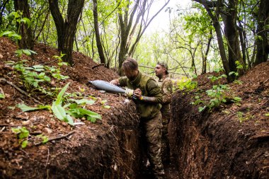 28. Topçu Taburu 'ndan Ukraynalı asker Bakhmut yakınlarındaki ormanın sıfır hattındaki Rus hedefine 120 mm' lik bir havan topu için mesaj yazıyor. Bu uygulama çok yaygın ve bu eylem eski bir geleneği yansıtıyor..