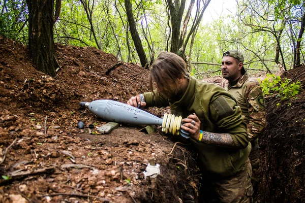 第28砲兵大隊のウクライナ兵は バフマット近くの森のゼロライン上のロシアの標的に120Mm迫撃砲のためのシェルにメッセージを書いています この練習は非常に普及しており このアクションは古い伝統をエコーします — ストック写真