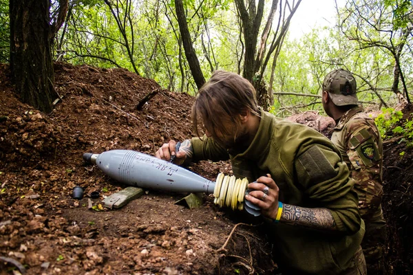 第28砲兵大隊のウクライナ兵は バフマット近くの森のゼロライン上のロシアの標的に120Mm迫撃砲のためのシェルにメッセージを書いています この練習は非常に普及しており このアクションは古い伝統をエコーします — ストック写真