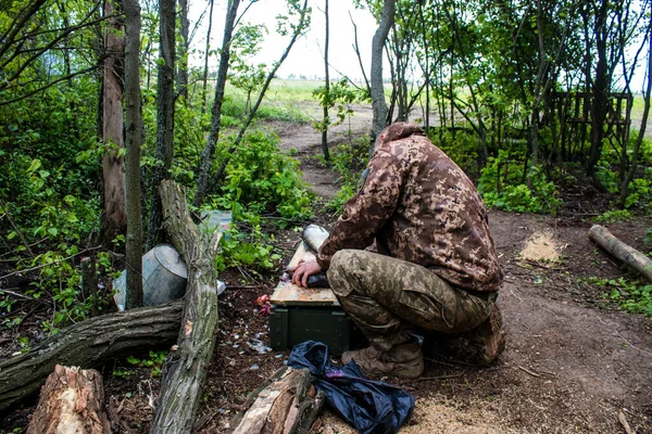 Украинский Солдат Артиллерийского Батальона Готовил Рыбу Пойманную Пруду Линии Фронта — стоковое фото