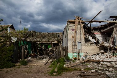 Krasnohorivka köyündeki hasarlı binalar, Rus ordusu sivil hedefleri bombaladı ve çok fazla hasara yol açtı. Rus ordusu Ukrayna 'yı işgal etti ve savaş alanına dönüşen bu bölgede ağır çatışmalar yaşanıyor. Köy.