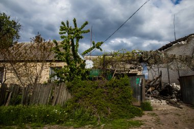 Krasnohorivka köyündeki hasarlı binalar, Rus ordusu sivil hedefleri bombaladı ve çok fazla hasara yol açtı. Rus ordusu Ukrayna 'yı işgal etti ve savaş alanına dönüşen bu bölgede ağır çatışmalar yaşanıyor. Köy.