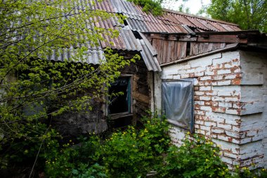 Krasnohorivka köyündeki hasarlı binalar, Rus ordusu sivil hedefleri bombaladı ve çok fazla hasara yol açtı. Rus ordusu Ukrayna 'yı işgal etti ve savaş alanına dönüşen bu bölgede ağır çatışmalar yaşanıyor. Köy.