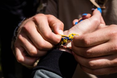 Slovakyalı gönüllü Ukrayna sakinlerine insani yardım getiriyor. İnsanlar, cephe hattına yakın bölgelerde hayatlarını riske atarak hareket eden gönüllüler tarafından sağlanan insani yardım sayesinde hayatta kalıyorlar..