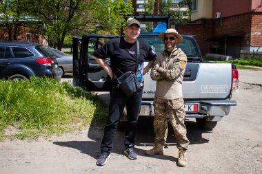 Slovakyalı gönüllü Ukrayna sakinlerine insani yardım getiriyor. İnsanlar, cephe hattına yakın bölgelerde hayatlarını riske atarak hareket eden gönüllüler tarafından sağlanan insani yardım sayesinde hayatta kalıyorlar..