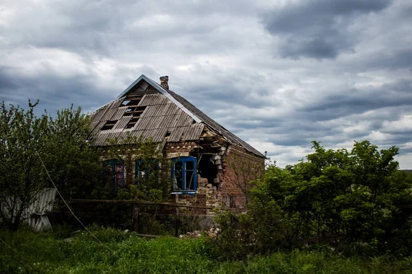 ロシア軍の爆弾民間人の標的であるクラスノホリフカ村に位置する損傷した建物は 多くの損害を与えます ロシア軍はウクライナに侵攻し 激しい戦闘が戦場となっているこの地域で行われています — ストック写真