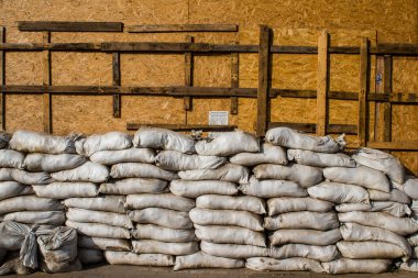 Kramatorsk 'taki OKKO benzin istasyonu kum torbalarıyla korunuyor çünkü cepheden çok uzakta ve çoğu zaman bombardıman altında. OKKO ağ birimleri, benzin istasyonlarındaki dükkanlar aracılığıyla petrol ürünleri satıyor. 