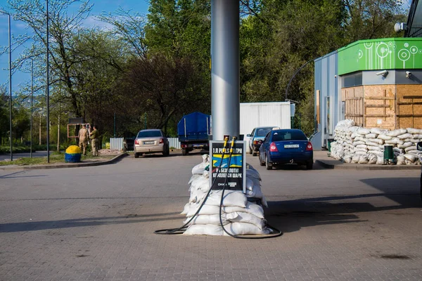 KramatorskのOkkoガスステーションは 前面から非常に閉鎖され シールの下でほとんどの時間があるため 砂袋で保護されています Okkoネットワークは給油所の売店で商品を販売し 石油製品を販売しています — ストック写真