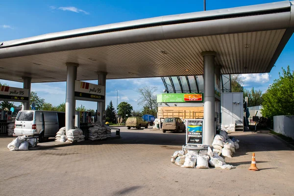 克拉玛托尔斯克的Okko加油站受到沙袋的保护 因为它远离前线 大部分时间都被炮弹击中 Okko网络单位通过加油站的商店销售货物 销售石油产品 — 图库照片