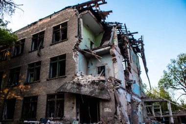 Kostiantynivka kentinde yer alan hasarlı binalarda, Rus ordusu sivil hedefleri bombaladı ve çok fazla hasara yol açtı. Rus ordusu Ukrayna 'yı işgal etti ve savaş alanı haline gelen bu bölgede ağır çatışmalar yaşanıyor..