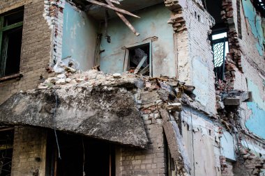 Kostiantynivka kentinde yer alan hasarlı binalarda, Rus ordusu sivil hedefleri bombaladı ve çok fazla hasara yol açtı. Rus ordusu Ukrayna 'yı işgal etti ve savaş alanı haline gelen bu bölgede ağır çatışmalar yaşanıyor..