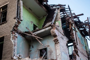 Kostiantynivka kentinde yer alan hasarlı binalarda, Rus ordusu sivil hedefleri bombaladı ve çok fazla hasara yol açtı. Rus ordusu Ukrayna 'yı işgal etti ve savaş alanı haline gelen bu bölgede ağır çatışmalar yaşanıyor..