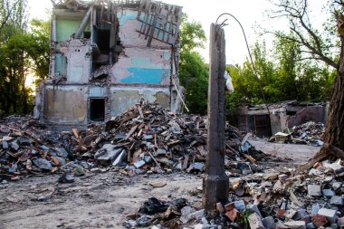 Kostiantynivka kentinde yer alan hasarlı binalarda, Rus ordusu sivil hedefleri bombaladı ve çok fazla hasara yol açtı. Rus ordusu Ukrayna 'yı işgal etti ve savaş alanı haline gelen bu bölgede ağır çatışmalar yaşanıyor..