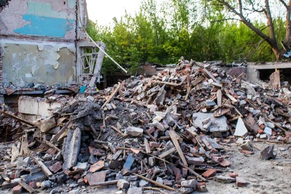 俄罗斯军队在科斯蒂安特涅夫卡市的建筑废墟中轰炸了平民目标 造成了巨大的破坏 俄军入侵乌克兰 在这个已成为战场的地区正在发生激烈的战斗 — 图库照片