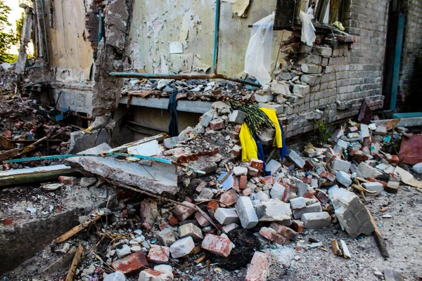 俄罗斯军队在科斯蒂安特涅夫卡市的建筑废墟中轰炸了平民目标 造成了巨大的破坏 俄军入侵乌克兰 在这个已成为战场的地区正在发生激烈的战斗 — 图库照片