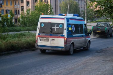 Kostiantynivka sokaklarından geçen ambulans, şehir merkezindeki bir binayı vuran Rus bombardımanı sonrasında yanan bir binanın bulunduğu yere gidiyor. Savaşın başlangıcından bu yana, siviller çoğu zaman öncelikli hedefler oldular.