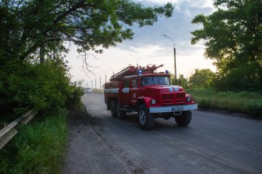 Kostiantynivka sokaklarından geçen itfaiye aracı, şehir merkezindeki bir binayı vuran Rus bombardımanı sonrasında yanan bir binanın bulunduğu yere gidiyor. Savaşın başlangıcından bu yana, siviller çoğu zaman öncelikli hedefler oldular. 