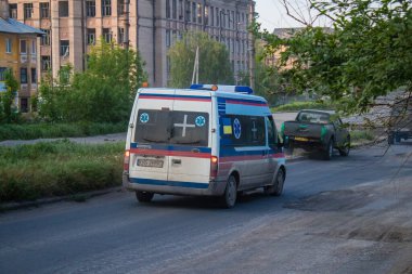 Kostiantynivka sokaklarından geçen ambulans, şehir merkezindeki bir binayı vuran Rus bombardımanı sonrasında yanan bir binanın bulunduğu yere gidiyor. Savaşın başlangıcından bu yana, siviller çoğu zaman öncelikli hedefler oldular.