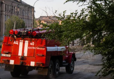 Kostiantynivka sokaklarından geçen itfaiye aracı, şehir merkezindeki bir binayı vuran Rus bombardımanı sonrasında yanan bir binanın bulunduğu yere gidiyor. Savaşın başlangıcından bu yana, siviller çoğu zaman öncelikli hedefler oldular. 