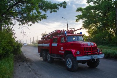 Kostiantynivka sokaklarından geçen itfaiye aracı, şehir merkezindeki bir binayı vuran Rus bombardımanı sonrasında yanan bir binanın bulunduğu yere gidiyor. Savaşın başlangıcından bu yana, siviller çoğu zaman öncelikli hedefler oldular. 